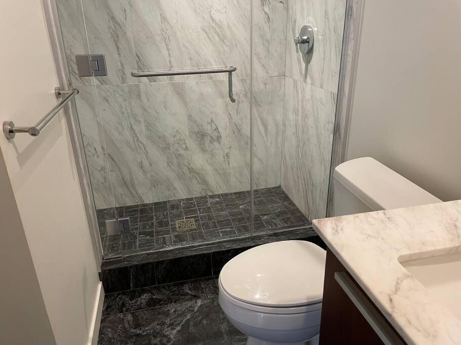Spacious Downtown 2 Bedroom Condo With Pool And Air Conditioning ビクトリア エクステリア 写真