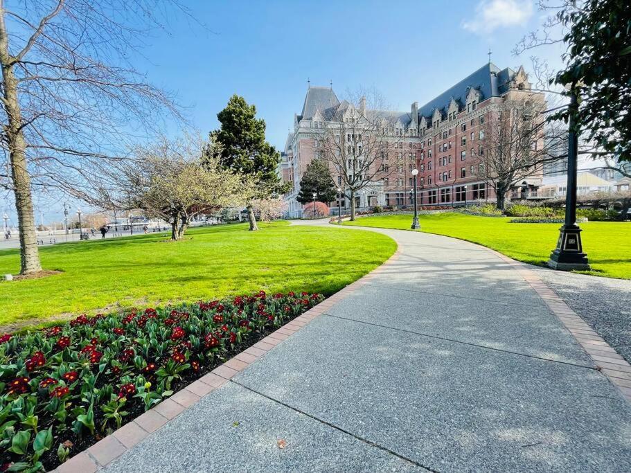 Spacious Downtown 2 Bedroom Condo With Pool And Air Conditioning ビクトリア エクステリア 写真