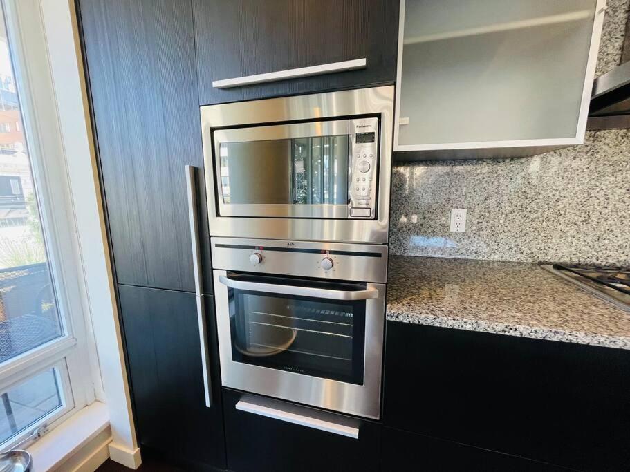 Spacious Downtown 2 Bedroom Condo With Pool And Air Conditioning ビクトリア エクステリア 写真