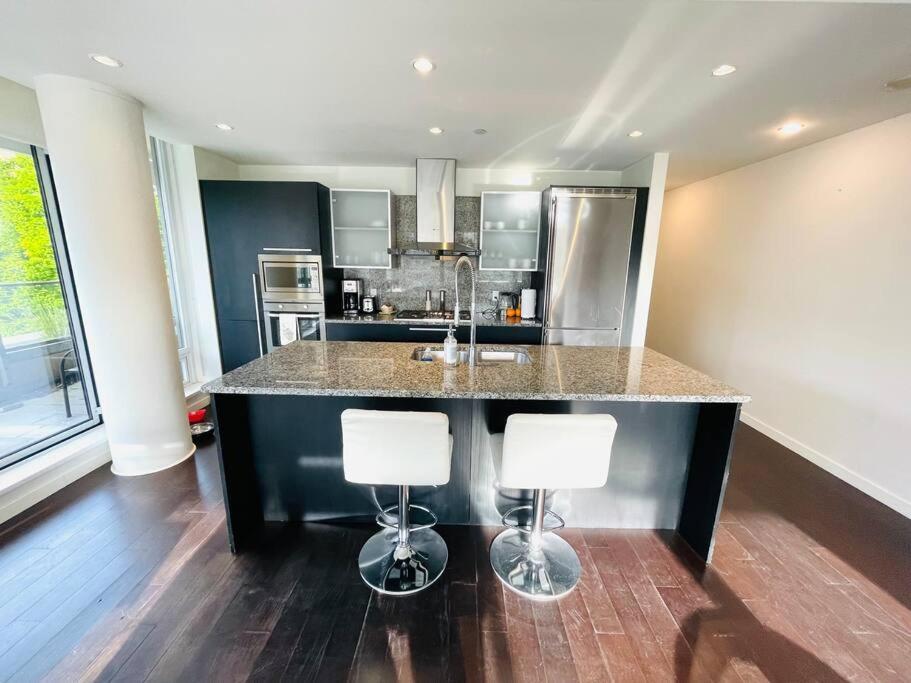 Spacious Downtown 2 Bedroom Condo With Pool And Air Conditioning ビクトリア エクステリア 写真